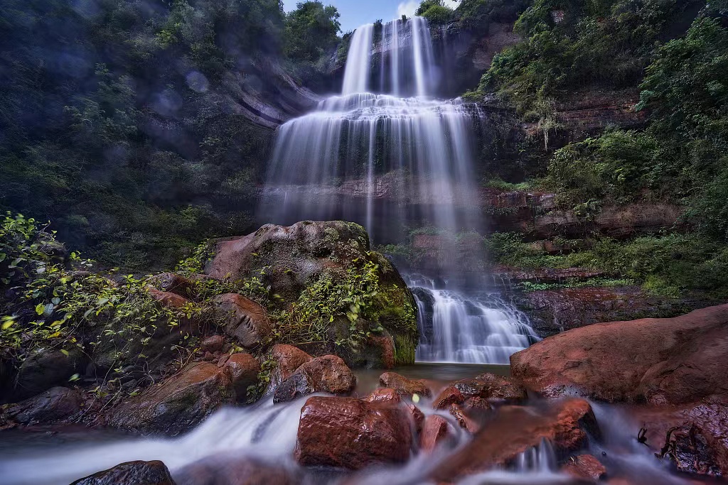 Kunjungi Air Terjun, Usir Hawa Panas