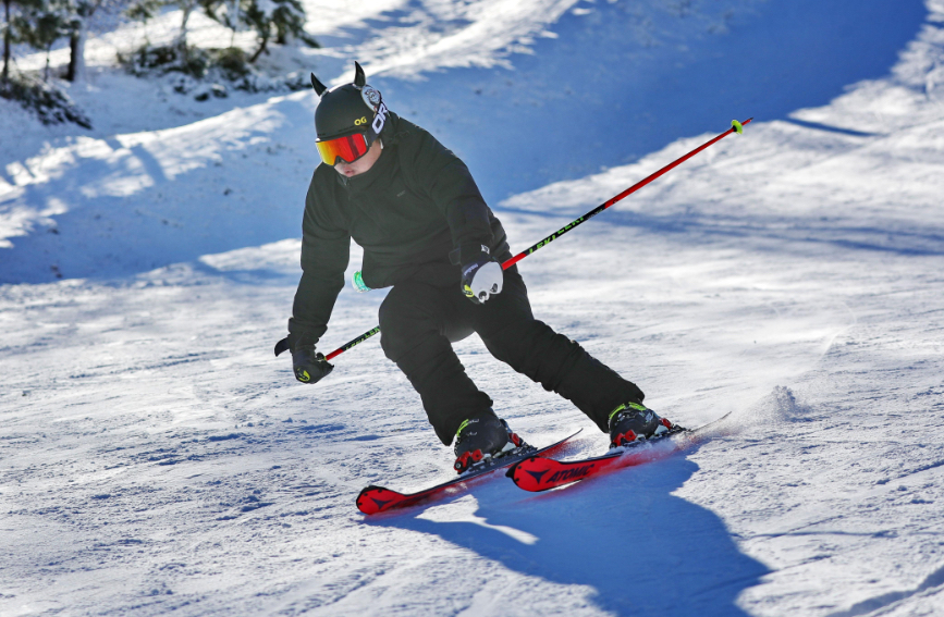 Pada 4 Disember, pelancong bermain ski di tempat peranginan ski Ziyunshan, pekan Beigang, bandar Qinhuangdao. (foto: Cao Jianxiong/People.cn)