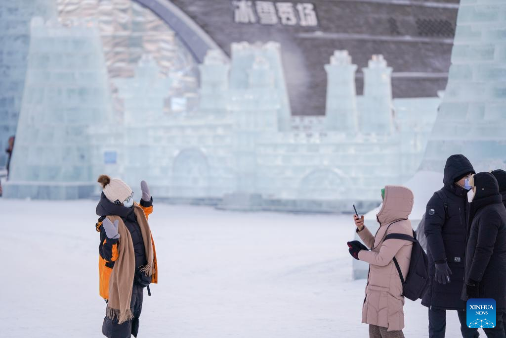 Seorang pelawat bergambar di Dunia Ais-Salji Harbin, provinsi Heilongjiang, timur laut China, pada 17 Disember 2022. (foto: Wang Song/Xinhua)