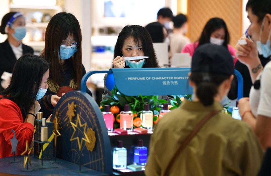 Pelanggan menghidu minyak wangi di kedai bebas cukai di Haikou, ibu kota provinsi Hainan, selatan China, 3 Jan 2022. (Foto/Xinhua)