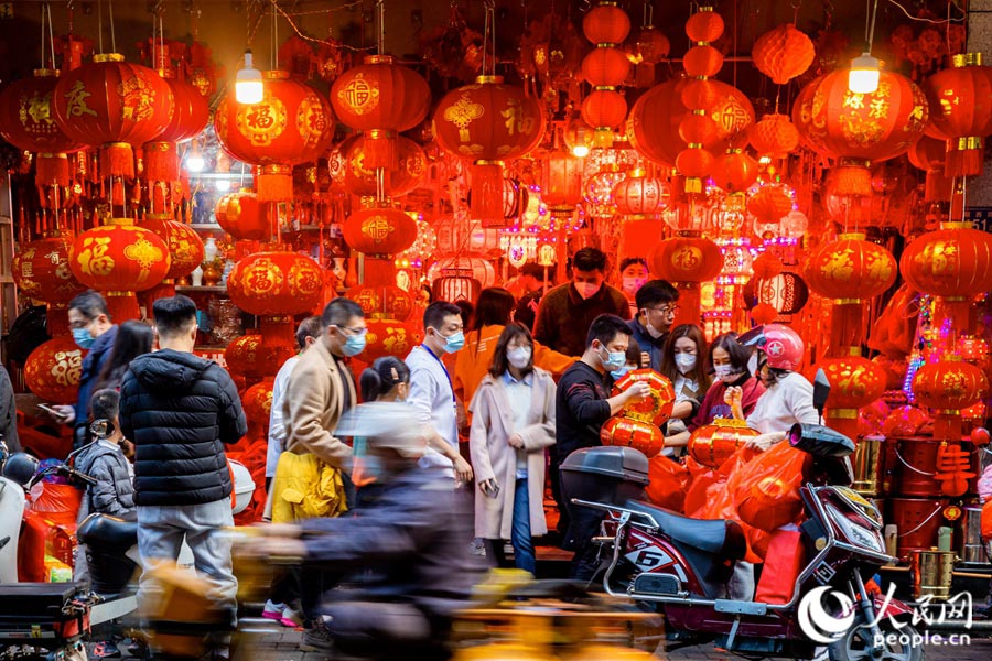 Jalanan Fuzhou diwarnai merah. (Gambar oleh Kang Lei)