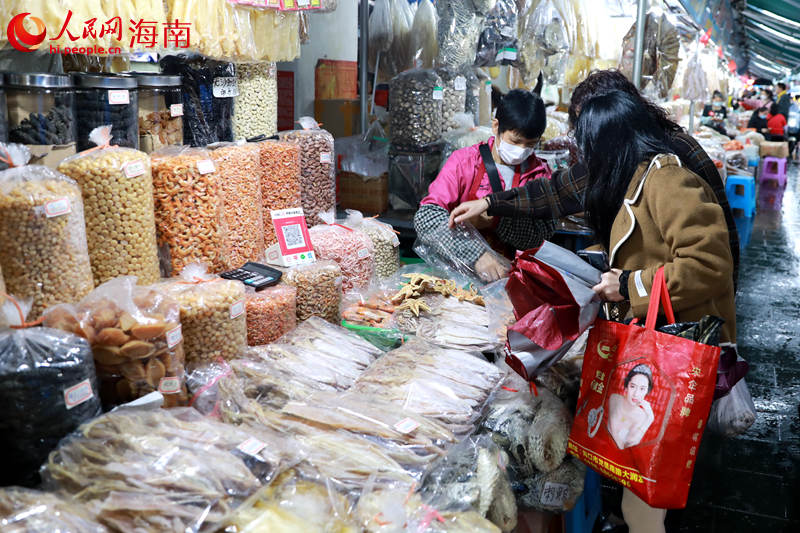 Penduduk Hainan Sibuk Beli Produk Hasil Laut untuk Malam TBC 