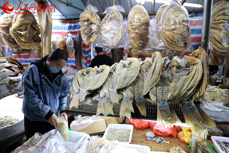 Penduduk Hainan Sibuk Beli Produk Hasil Laut untuk Malam TBC 