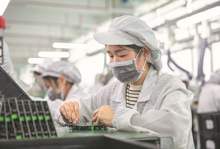 Para pekerja di talian pengeluaran kilang penghasilan produk elektronik untuk eksport di Hai'an, provinsi Jiangsu. (foto: Zhai Huiyong/China Daily)