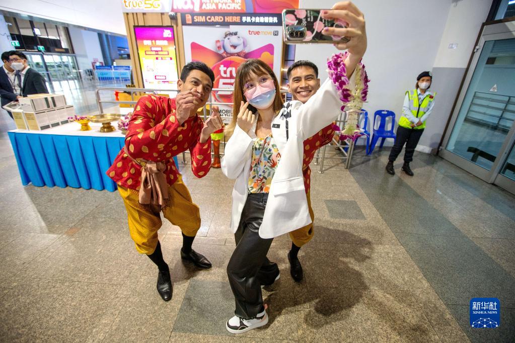 Pelancong China bergambar dengan staf tempatan di Lapangan Terbang Antarabangsa Don Mueang, Bangkok pada 6 Februari. (Sumber gambar: Xinhua) 