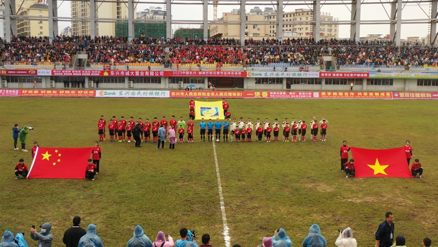 Satu perlawanan persahabatan bola sepak antara China dan Vietnam diadakan di bandar Dongxing, wilayah autonomi Zhuang Guangxi, China pada 5 Februari. (foto: China Daily)