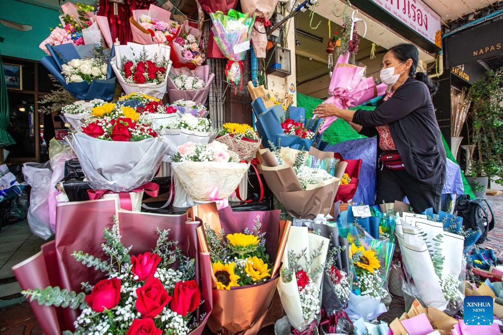 Seorang penjual bunga menyusun bunga yang diangkut dari provinsi Yunnan di pasar bunga Pak Khlong Talat, Bangkok, Thailand pada 21 Februari 2023.(Sumber gambar: Xinhua)