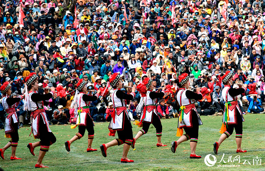 Persembahan budaya rakyat yang berwarna-warni (foto: Pu Jiayong/People.cn)