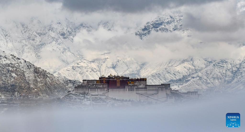 Foto yang diambil pada 30 Mac 2023 ini menunjukkan pemandangan Istana Potala selepas salji turun di Lhasa, wilayah autonomi Tibet. (foto: Jigme Dorje/Xinhua)