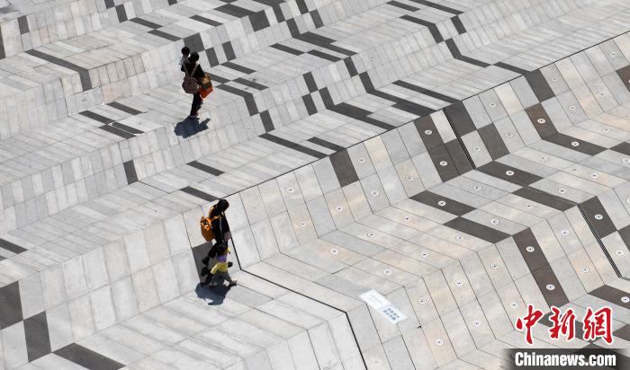 Penduduk berjalan di lintasan "tiga dimensi" bersama anak-anak mereka. (foto: Zhou Yi/Chinanews.com)