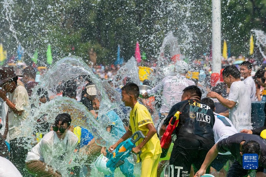 Pesta Songkran disambut meriah di Mangshi, Yunnan.