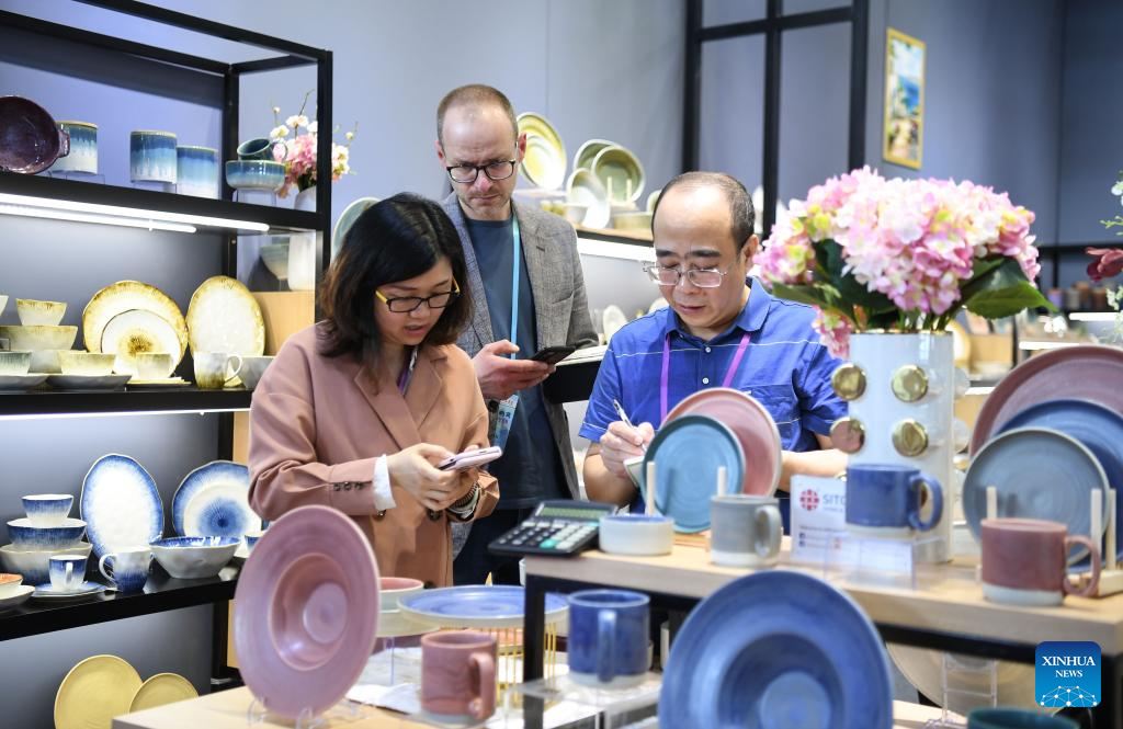 Pengunjung melawat gerai produk porselin semasa fasa kedua sesi ke-133 Pameran Import dan Eksport China (Canton Fair) di Guangzhou, provinsi Guangdong, selatan China, 23 April 2023. (Xinhua/Deng Hua)