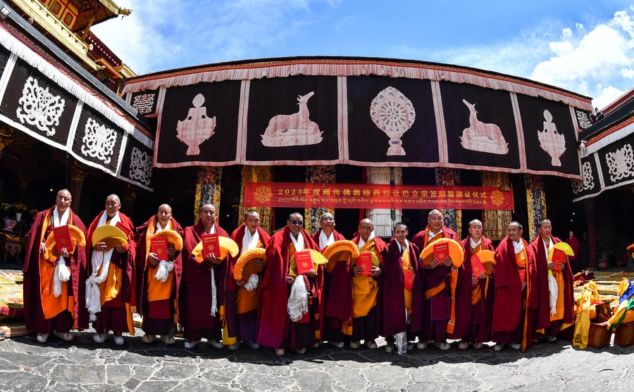 Para sami menghadiri aktiviti debat di Kuil Jokhang di Lhasa, ibu kota Wilayah Autonomi Tibet, barat daya China, 23 April 2023. (Xinhua/Jigme Dorje)