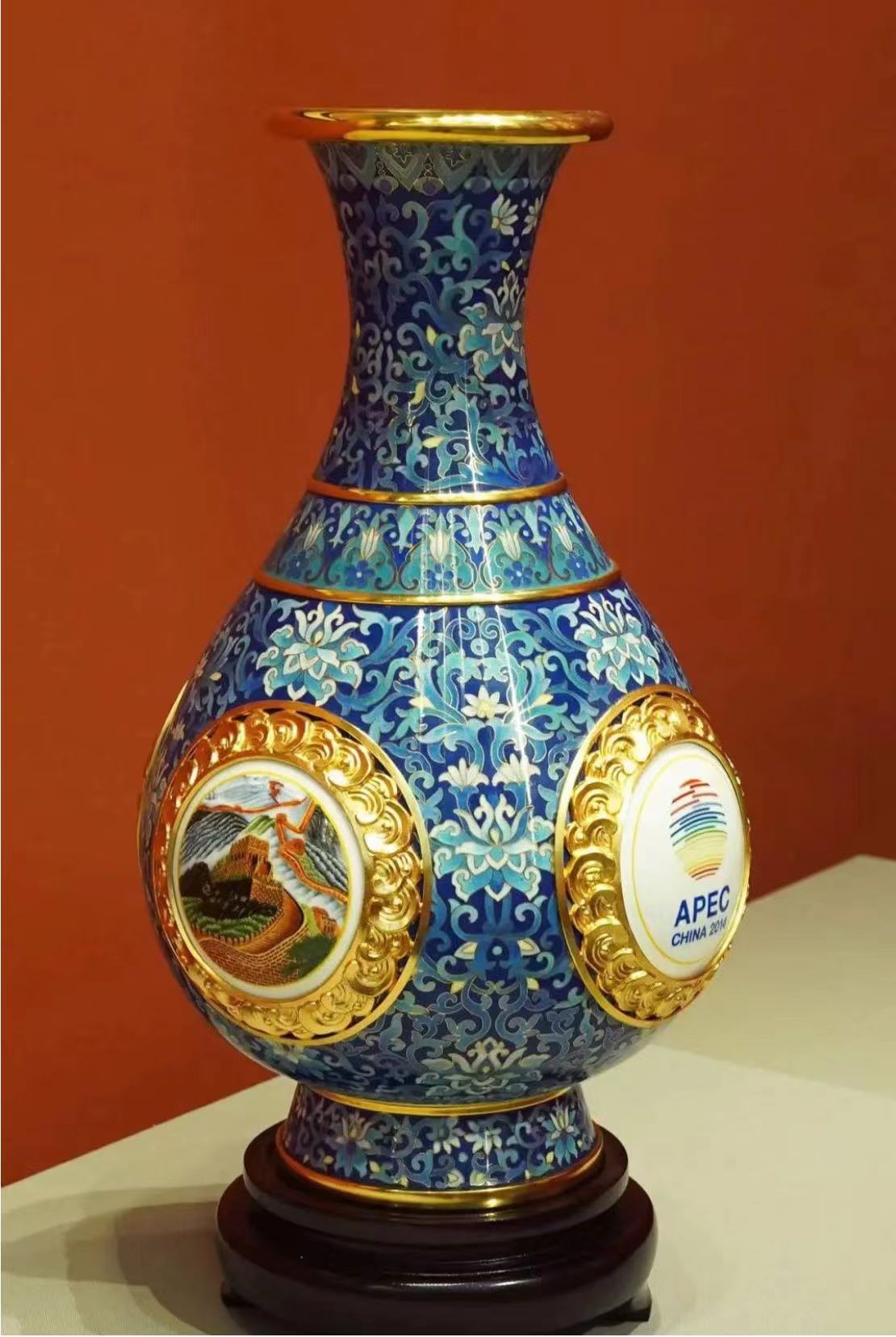 Pasu cloisonne “Sihaishengping”. (Foto/Hu Yang)