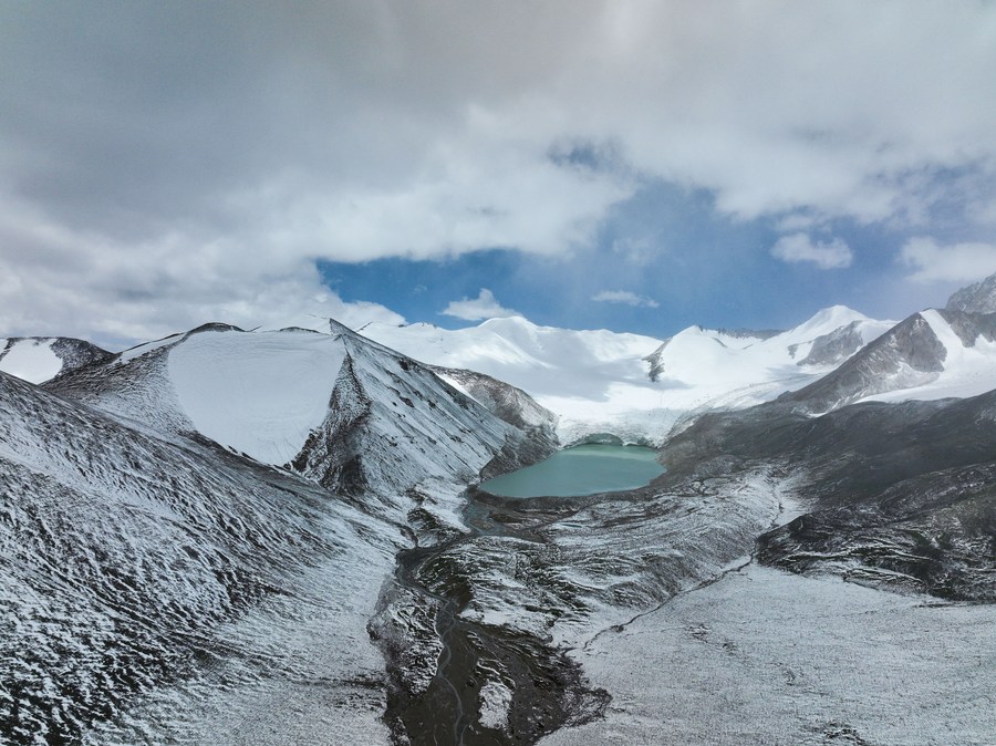 Foto udara yang diambil pada 21 Julai 2022 ini menunjukkan glasier dan tasik di kawasan punca Sungai Yangtze di provinsi Qinghai, barat laut China. (foto: Zhang Long/Xinhua)