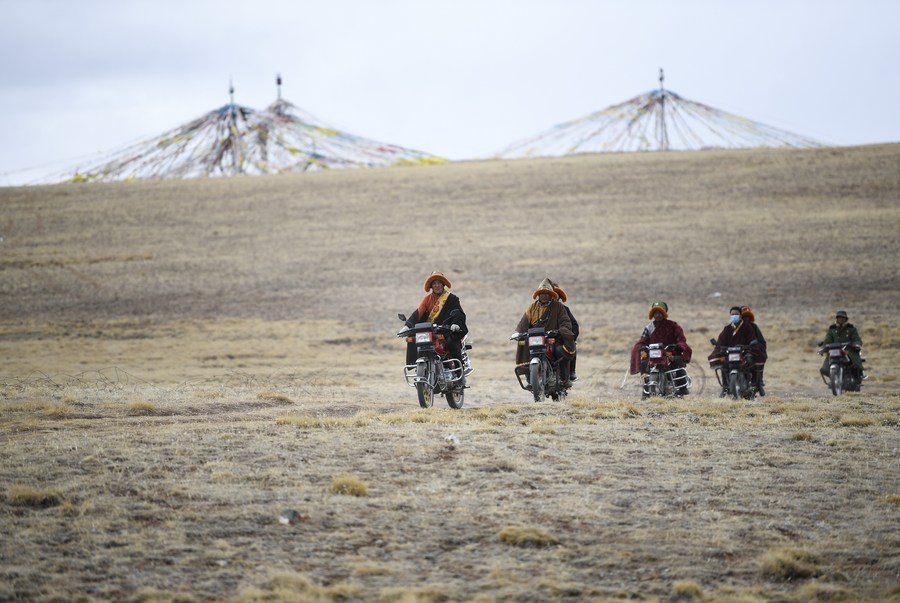 Renjer meronda di sekitar sunggai Yoigilangleb Qu di provinsi Qinghai, barat laut China, 21 April 2022. (foto: Zhang Long/Xinhua)