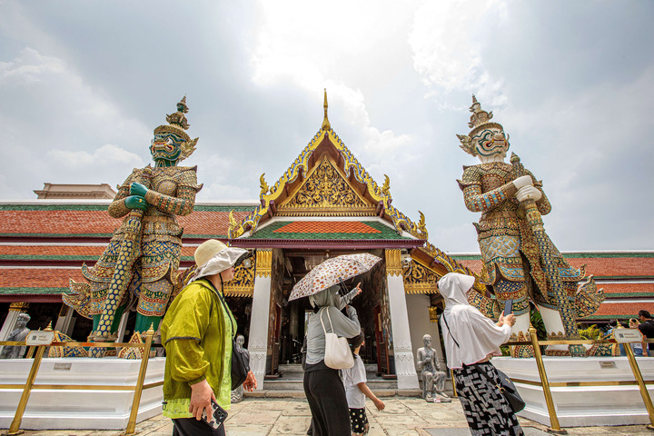 Pelancong melawat Istana Besar di Bangkok, Thailand pada 1 Mei. (Xinhua/Wang Teng)