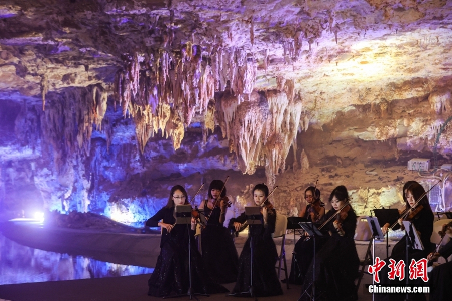 Konsert Alat Tali di Gua Karst Guizhou