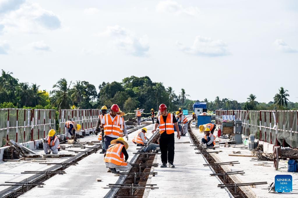 Zhang Tan (tengah kanan), ketua Pasukan Respons Pantas Belia pertama Laluan Rel Pantai Timur (ECRL), projek infrastruktur utama di bawah Inisiatif Jalur dan Laluan (BRI), memeriksa tapak pembinaan di Kelantan, Malaysia, 26 April, 2023. (Xinhua/Zhu Wei)