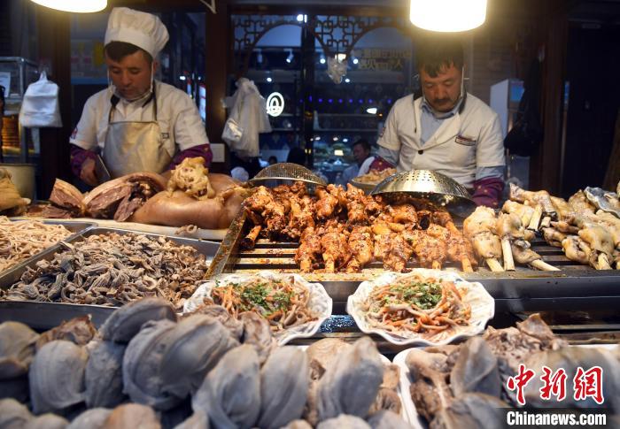 Juadah yang dijual di Bazar Khan, Kashgar, Xinjiang. (Sun Tingwen)