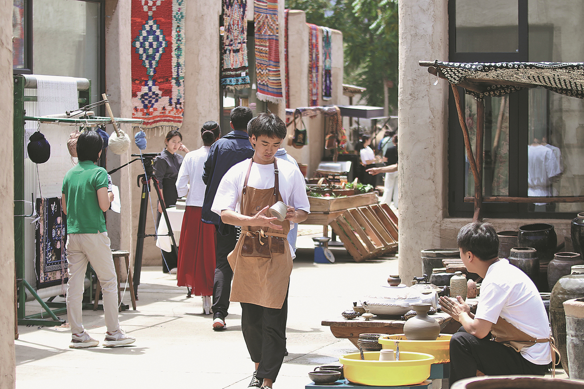 Pasar kraftangan telah menarik pelancong ke Zhongwei. (foto: China Daily)