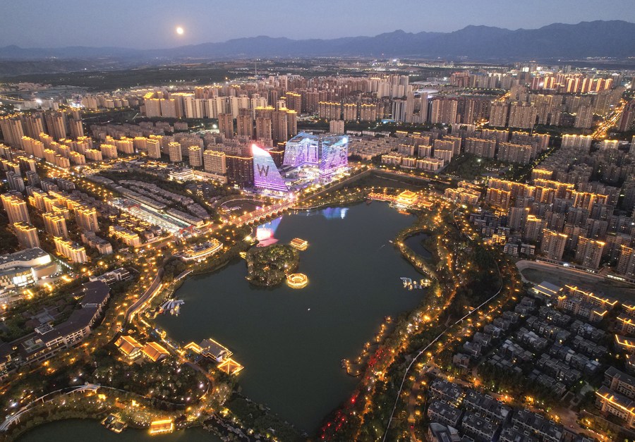 Foto udara yang diambil pada 14 Jun 2022 ini menunjukkan pemandangan Daerah Baharu Qujiang di Xi’an, provinsi Shaanxi, barat laut China. (Xinhua/Shao Rui)