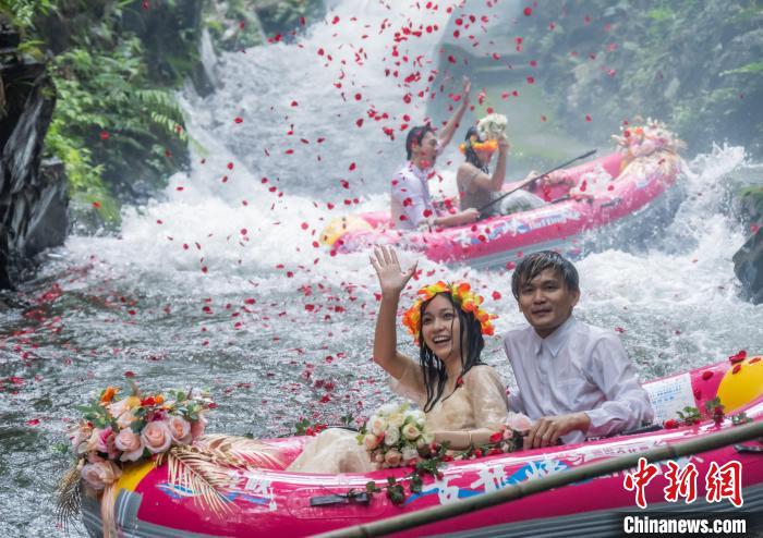 Pasangan Pengantin Adakan 