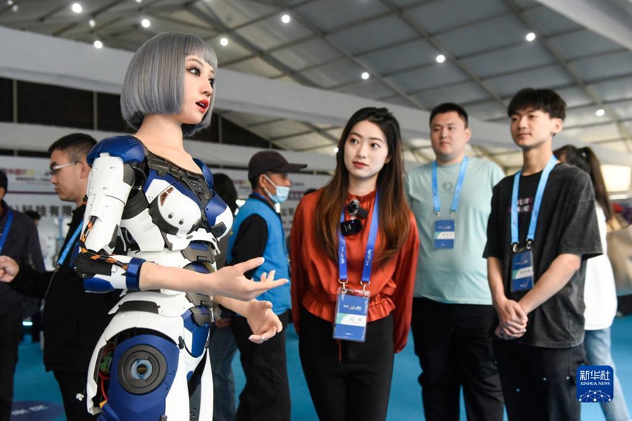 Sebuah robot memberi penjelasan kepada hadirin pada Sidang Kemuncak Robotik China ke-8. (foto: Xinhua)