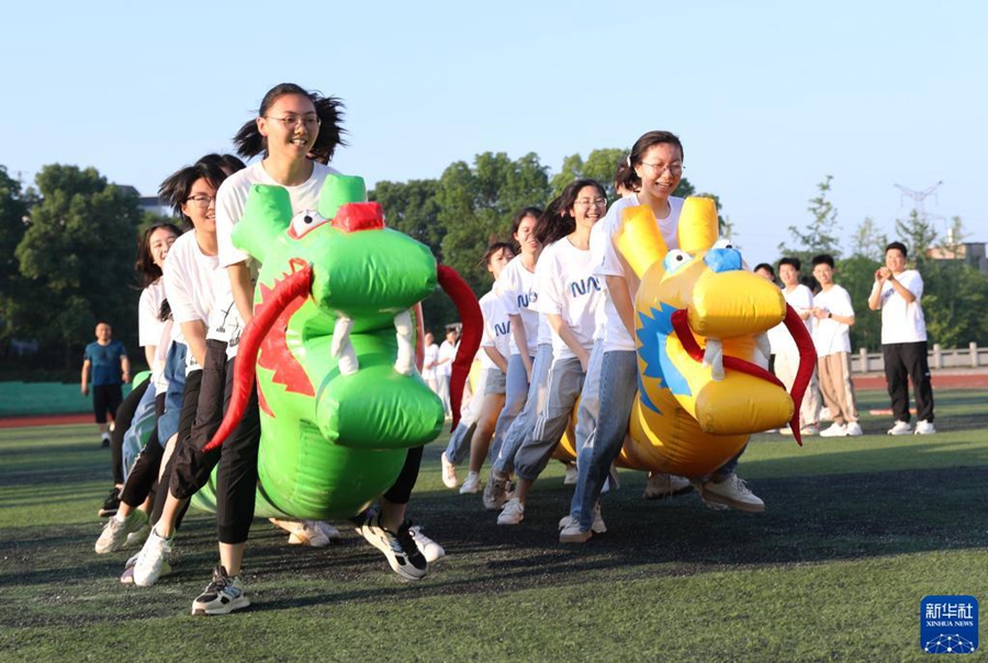 Pelajar Gred 12 berseronok membuat senaman pagi di taman permainan Sekolah Menengah No.1 Pekan Hengyang, provinsi Hunan, pada 29 Mei.  (foto: Cao Zhengping/Xinhua)