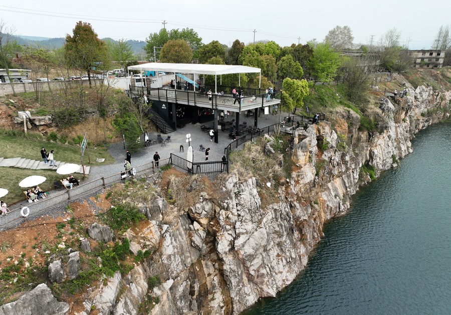 Foto dron warung kopi Deep Blue yang terletak di tebing lombong terbiar di daerah Anji, provinsi Zhejiang yang diambil pada 7 April 2023. (Xinhua/Weng Xinyang)