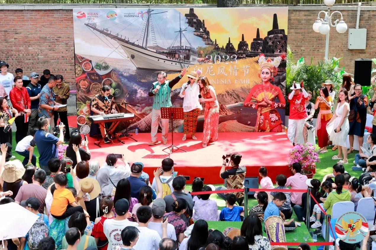 Duta Besar dan isteri menyanyi bersama penyanyi Indonesia. (Foto ihsan Kedutaan Besar Republik Indonesia di China)