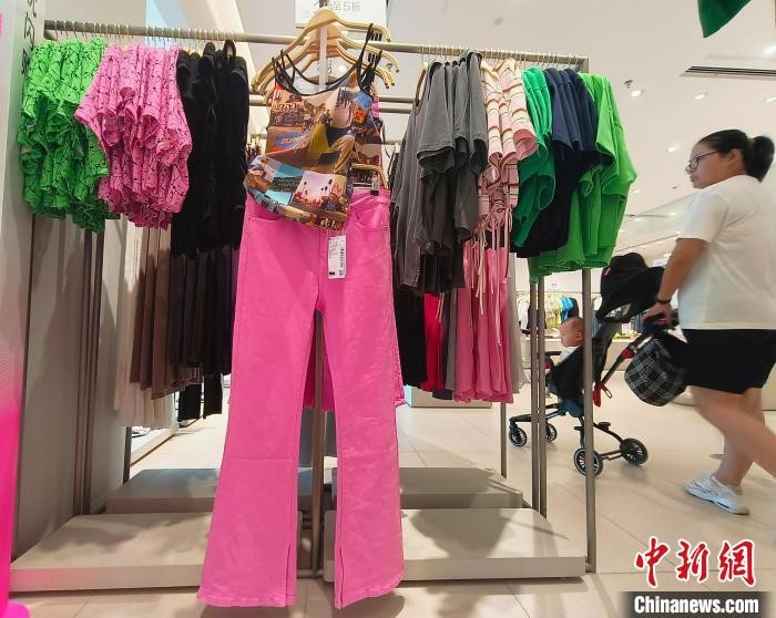 Baju “dopamine dressing” menjadi dominan di kedai baju di Changsha, Hunan pada 10 Jun.