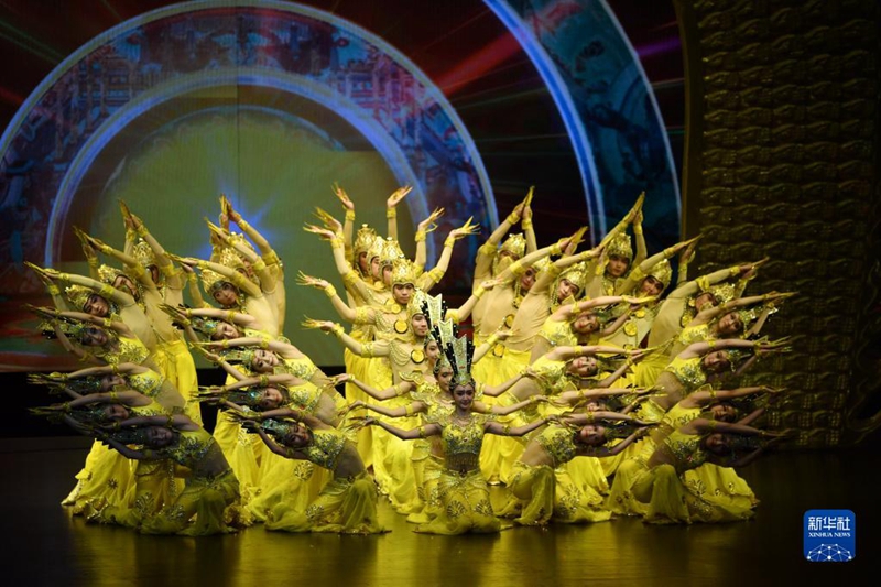 Kumpulan Kesenian Orang Kelainan Upaya China (CDPPAT) mempersembahkan drama terbaharu "A Thousand Eyes, A Thousand Hands" di Dunhuang, provinsi Gansu. (foto: Chen Bin/Xinhua)