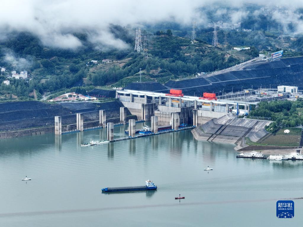 Sebuah kapal belayar di perairan Taipingxi, daerah Yiling, bandar Yichang, provinsi Hubei, di hadapan Empangan Tiga Gaung pada 18 Jun (foto dron). (Xinhua/Wang Huifu)