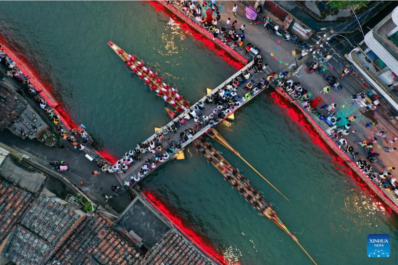 Pesta Perahu Naga Disambut Serata China