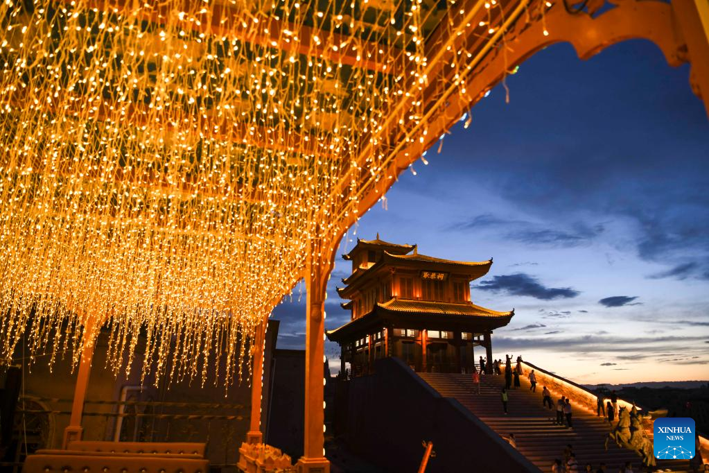 Pelancong melawat kawasan berpemandangan indah di bandar purba Kashgar, Wilayah Autonomi Uygur Xinjiang di barat laut China, 14 Jun 2023. (foto: Hu Huhu/Xinhua)