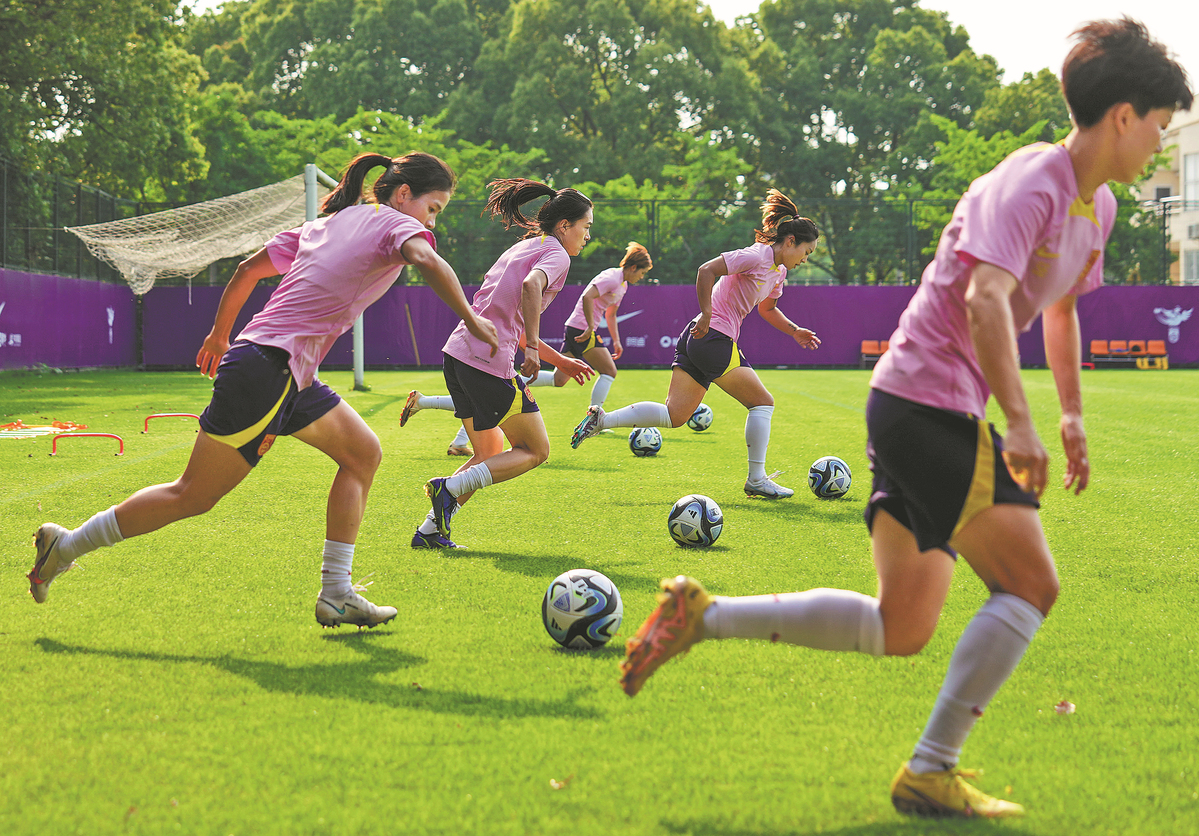 Anggota pasukan bola sepak wanita negara China berlatih di Shanghai pada bulan Mei. (Foto/Xinhua)