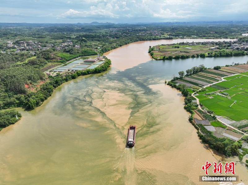 Fenomena Air Dua Warna di Tempat Temu Tiga Sungai