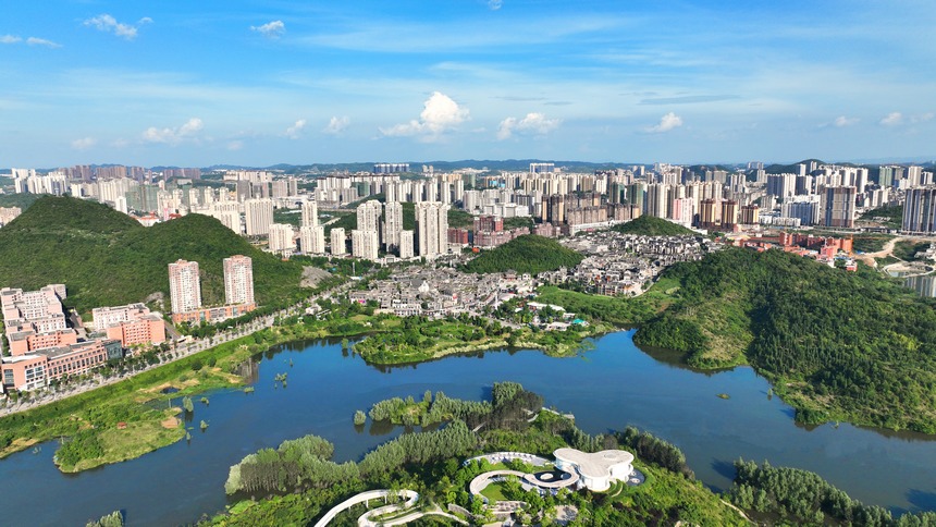 Sungai Laoma yang mengalir melalui pusat bandar Qingzhen. (Foto/Bao Kai)