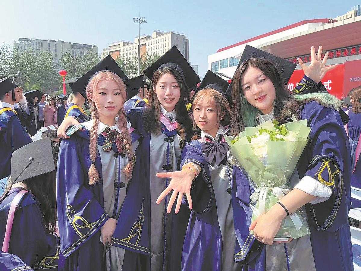 Zhang Xiaoning (kiri) dan rakan-rakan bergambar sebelum upacara penyampaian ijazah di Universiti Jiaotong Beijing tahun ini. CHINA DAILY