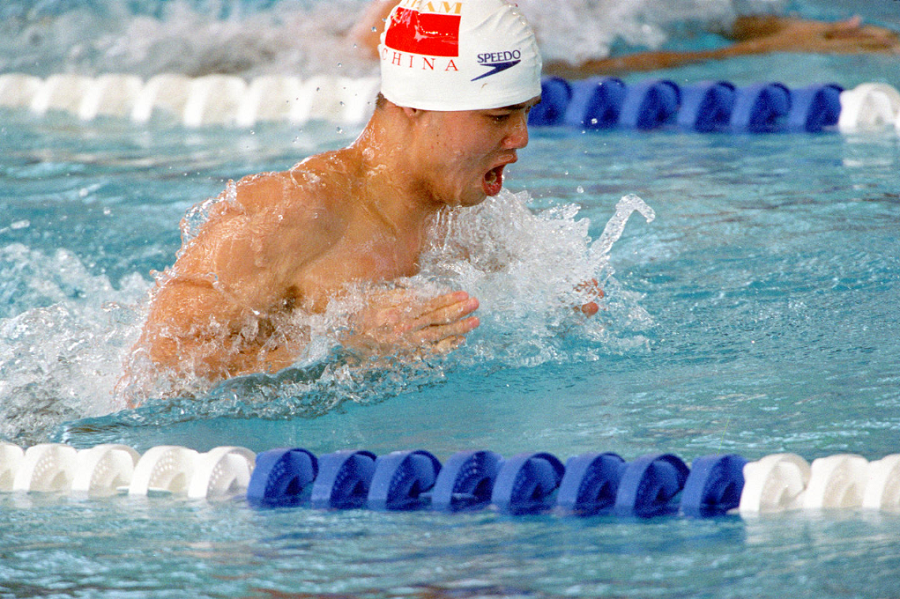 Zeng Qiliang meraih emas dalam acara 100m Kuak Dada Lelaki dengan catatan 1 minit 2.32 saat di Sukan Asia ke-13 pada 7 Disember 1998 di Bangkok, Thailand. (Foto/Xinhua)