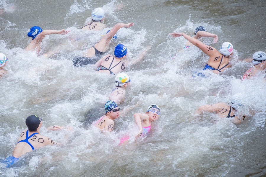 Peserta mengambil bahagian dalam Festival Rentas Sungai Yangtze Wuhan pada 16 Julai 2023. (Xinhua/Wu Zhizun)