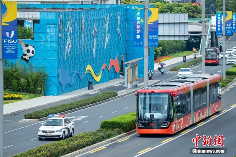 Trem Pintar Mula Uji Bawa Penumpang di Chengdu