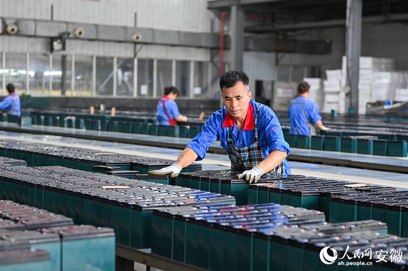 Foto menunjukkan satu bengkel pemasangan bateri. (foto: Miao Zijian/People.cn)