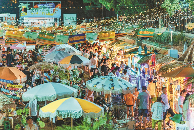 Pengunjung menikmati makanan dan aktiviti hiburan semasa Festival Muzik Starlight di Yiwu, provinsi Zhejiang pada 13 Julai. (foto: China Daily)