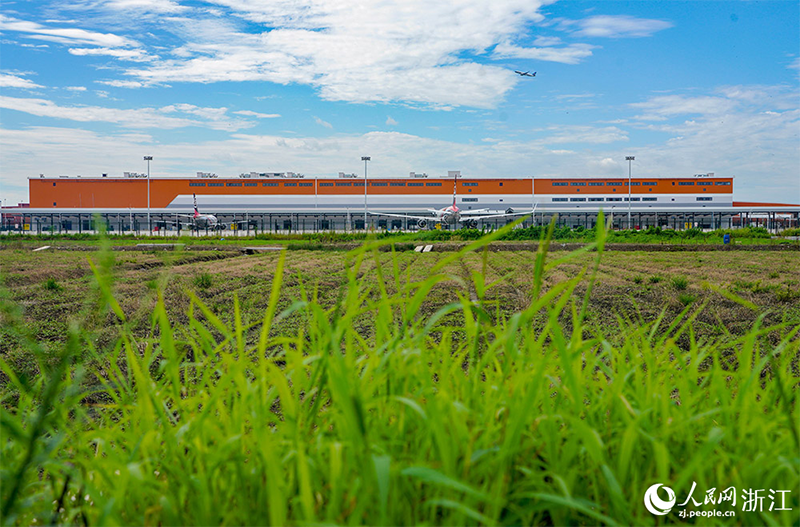 Pemandangan panoramik terminal kargo antarabangsa di kawasan timur Lapangan Terbang Xiaoshan Hangzhou yang dibina oleh Biro Kejuruteraan Keempat China State Construction Engineering Corporation Ltd. (foto: Zhang Yongtao/People's Daily Online)