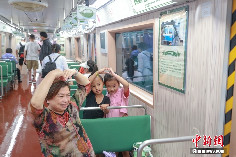 Tren Metro Rentas Masa Beroperasi di Beijing