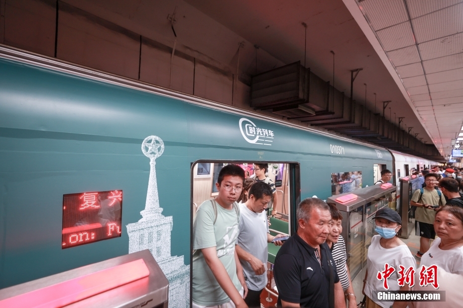 Tren Metro Rentas Masa Beroperasi di Beijing