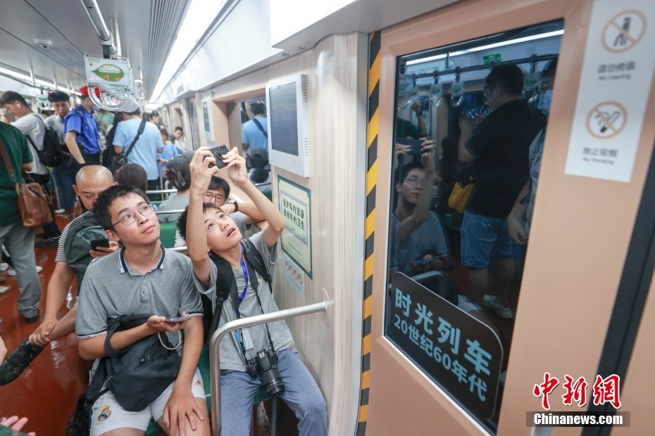 Tren Metro Rentas Masa Beroperasi di Beijing