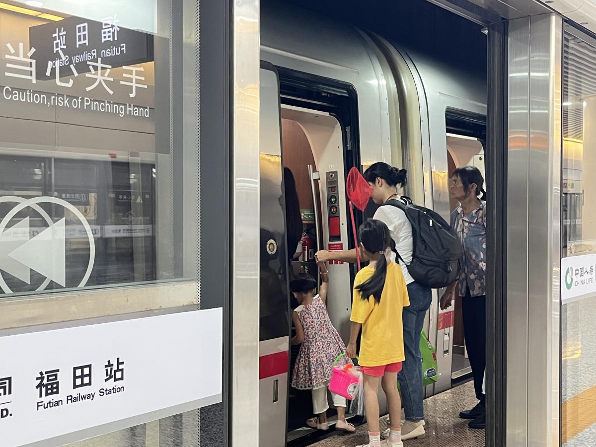 Penumpang di Stesen Kereta Api Futian di Shenzhen, provinsi Guangdong. (foto: China Daily)